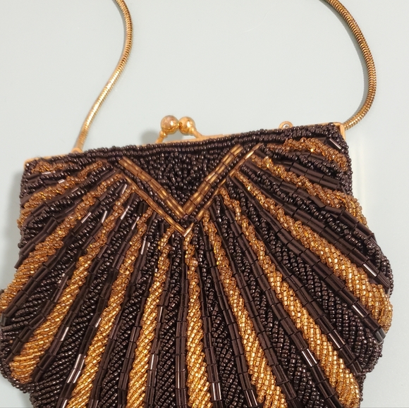 Retro Scalloped Shell Sequin Flapper Purse in Black and Gold - Picture 2 of 3